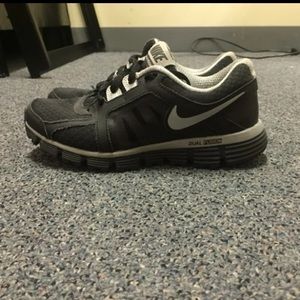 Black Nike dual fusion